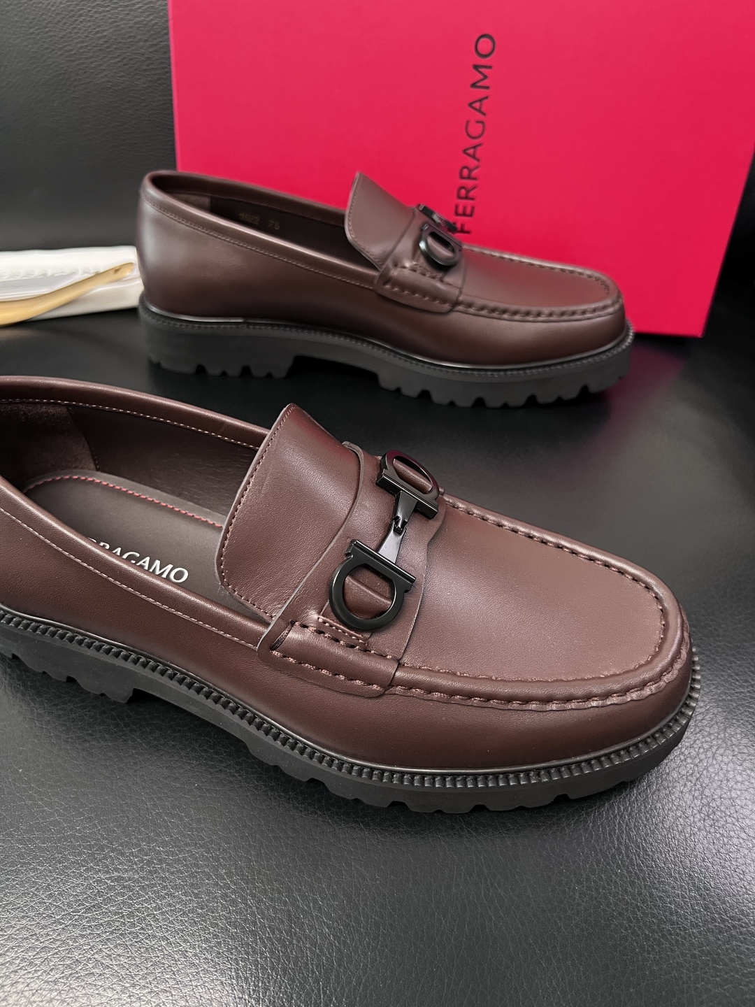 Ferragamo  高品质  顶级工艺品  菲拉格慕    专柜同步发售原厂配置，意大利进口原版牛皮，