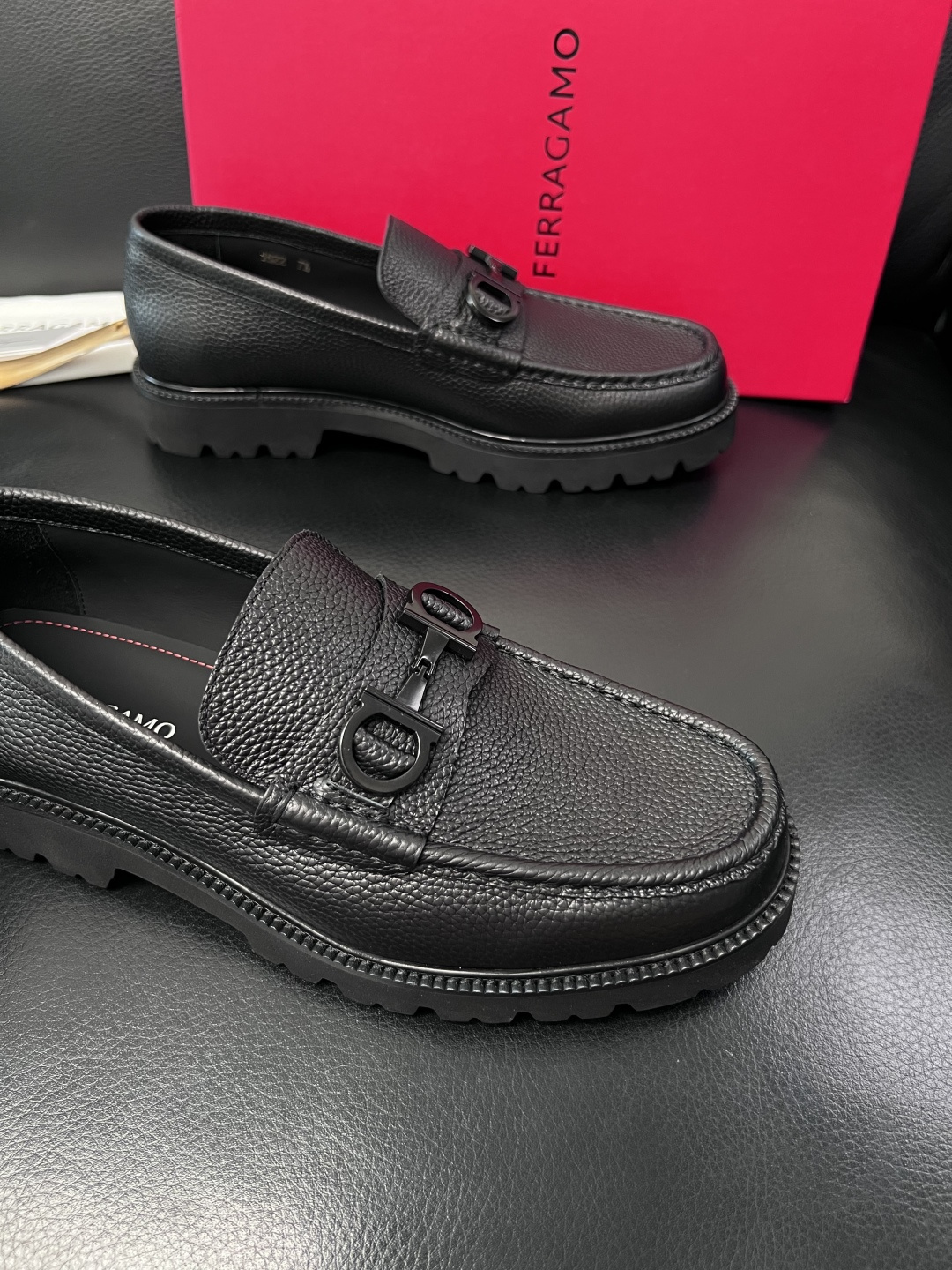 Ferragamo  高品质  顶级工艺品  菲拉格慕    专柜同步发售原厂配置，意大利进口原版牛皮，
