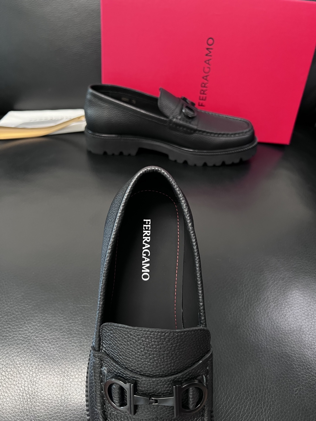 Ferragamo  高品质  顶级工艺品  菲拉格慕    专柜同步发售原厂配置，意大利进口原版牛皮，