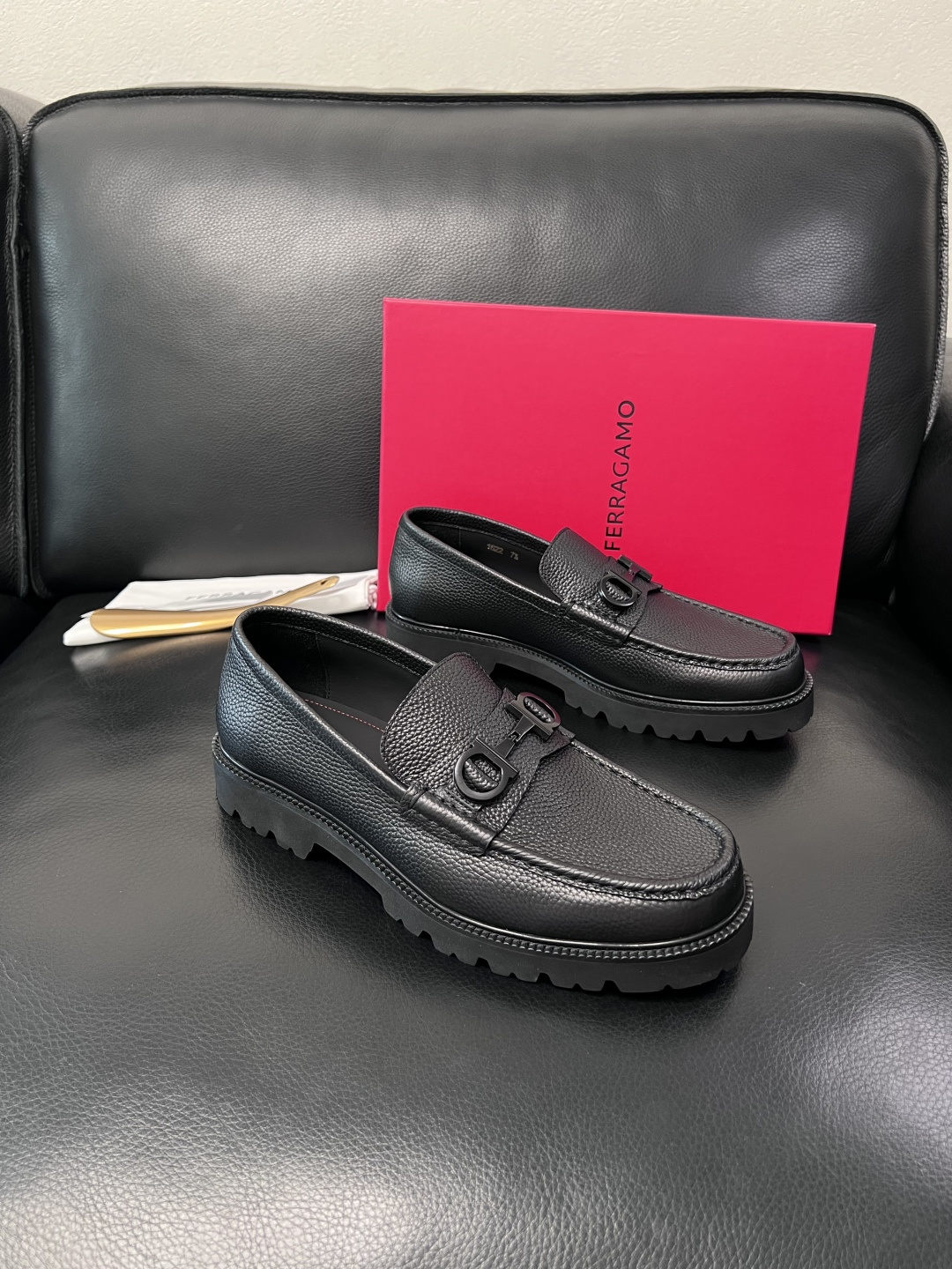 Ferragamo  高品质  顶级工艺品  菲拉格慕    专柜同步发售原厂配置，意大利进口原版牛皮，