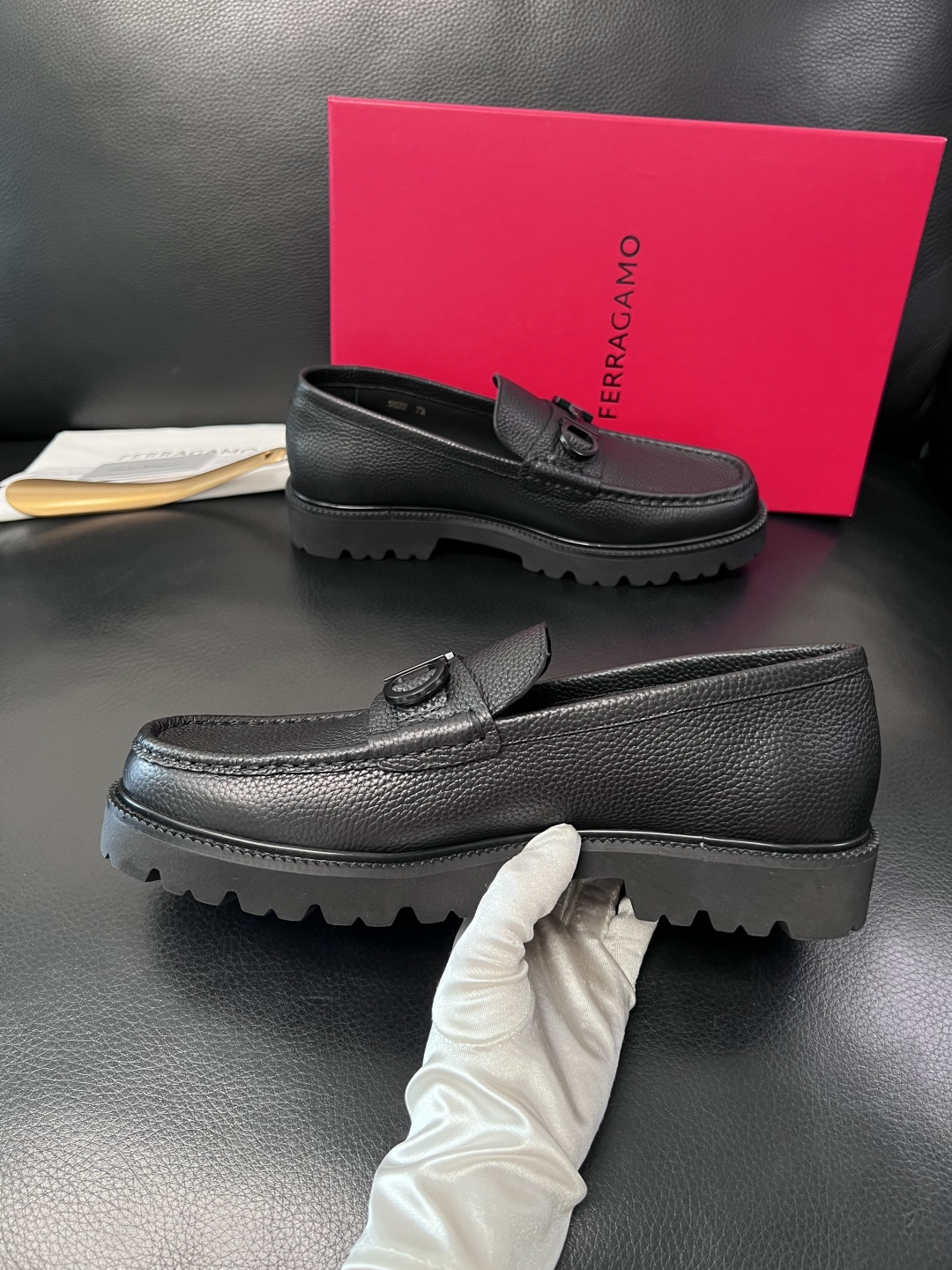 Ferragamo  高品质  顶级工艺品  菲拉格慕    专柜同步发售原厂配置，意大利进口原版牛皮，
