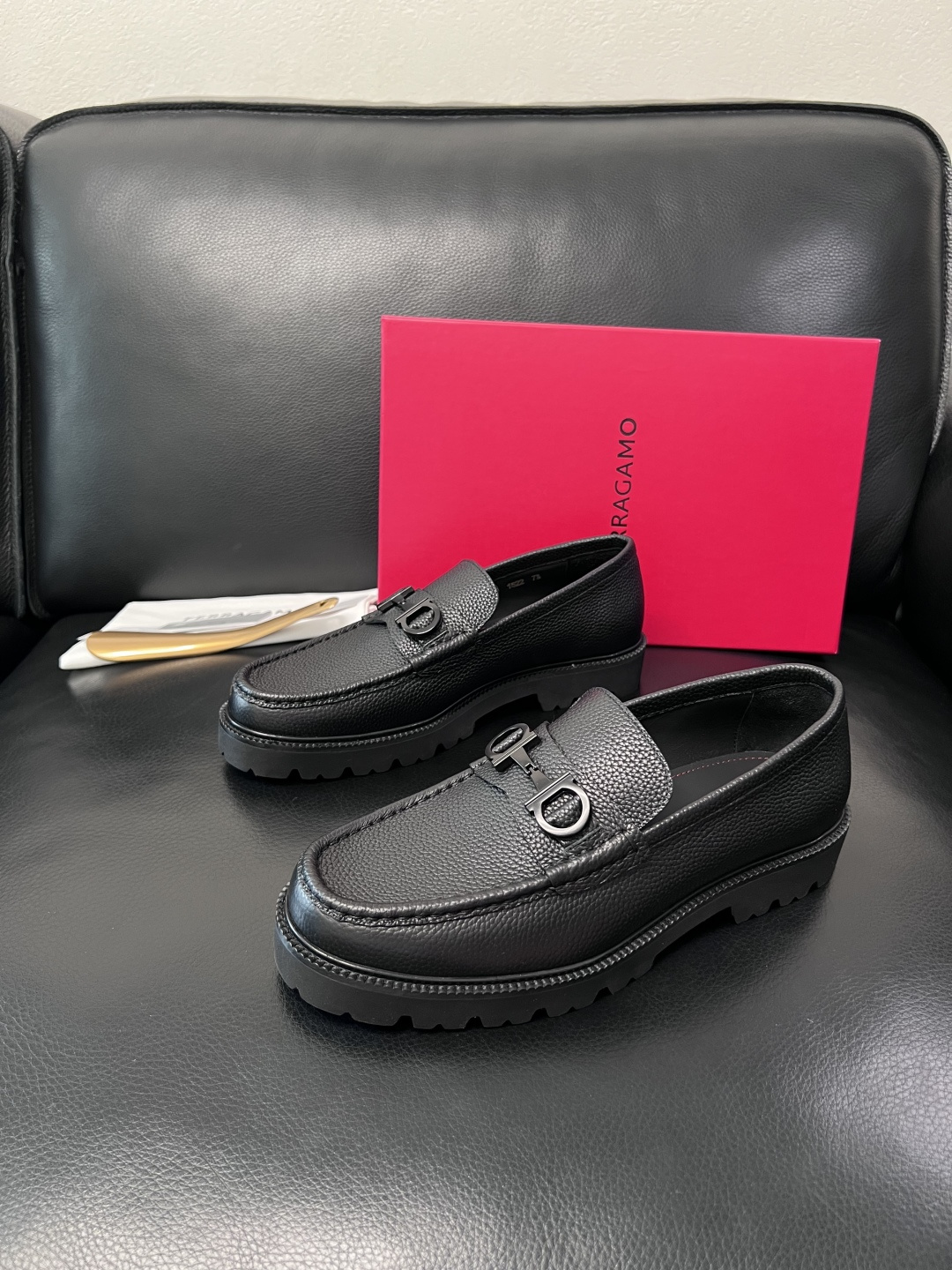 Ferragamo  高品质  顶级工艺品  菲拉格慕    专柜同步发售原厂配置，意大利进口原版牛皮，