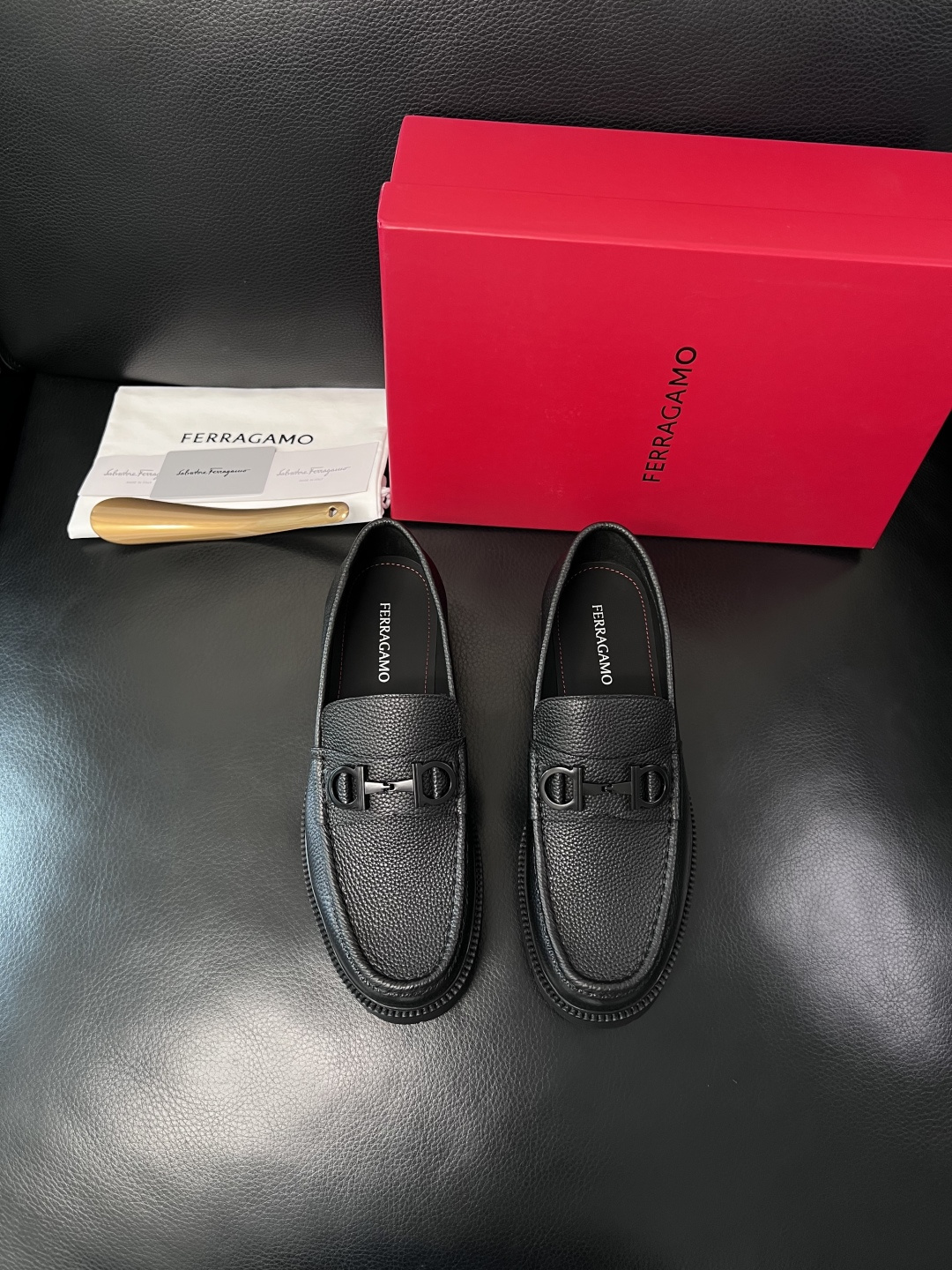 Ferragamo  高品质  顶级工艺品  菲拉格慕    专柜同步发售原厂配置，意大利进口原版牛皮，