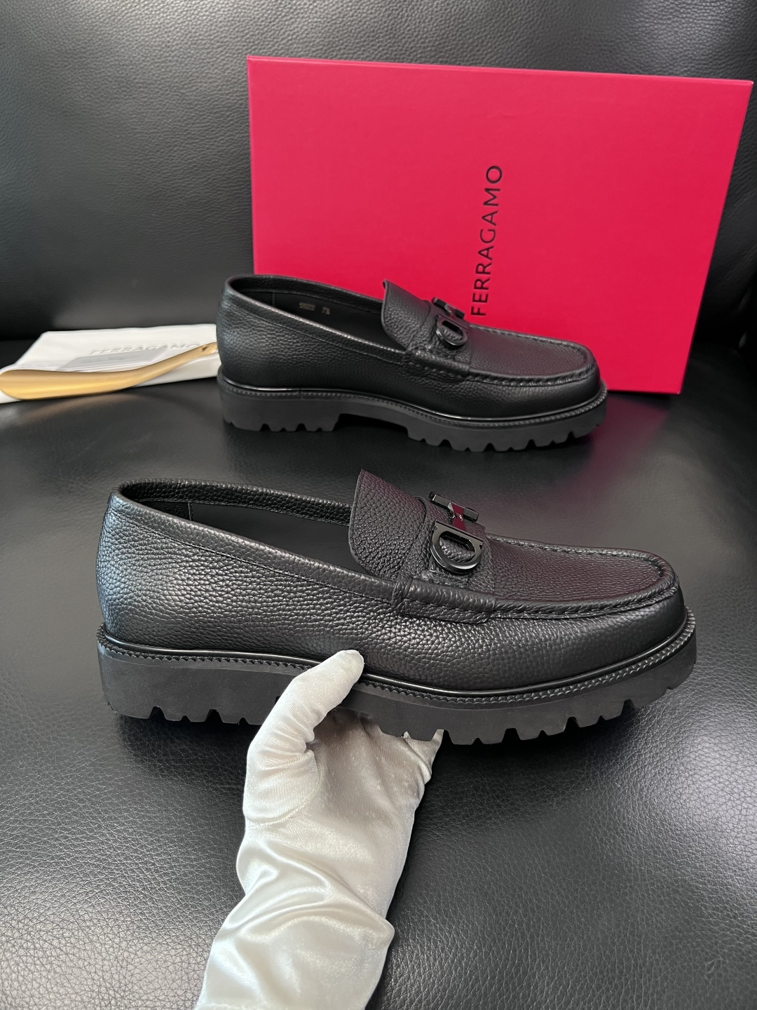 Ferragamo  高品质  顶级工艺品  菲拉格慕    专柜同步发售原厂配置，意大利进口原版牛皮，