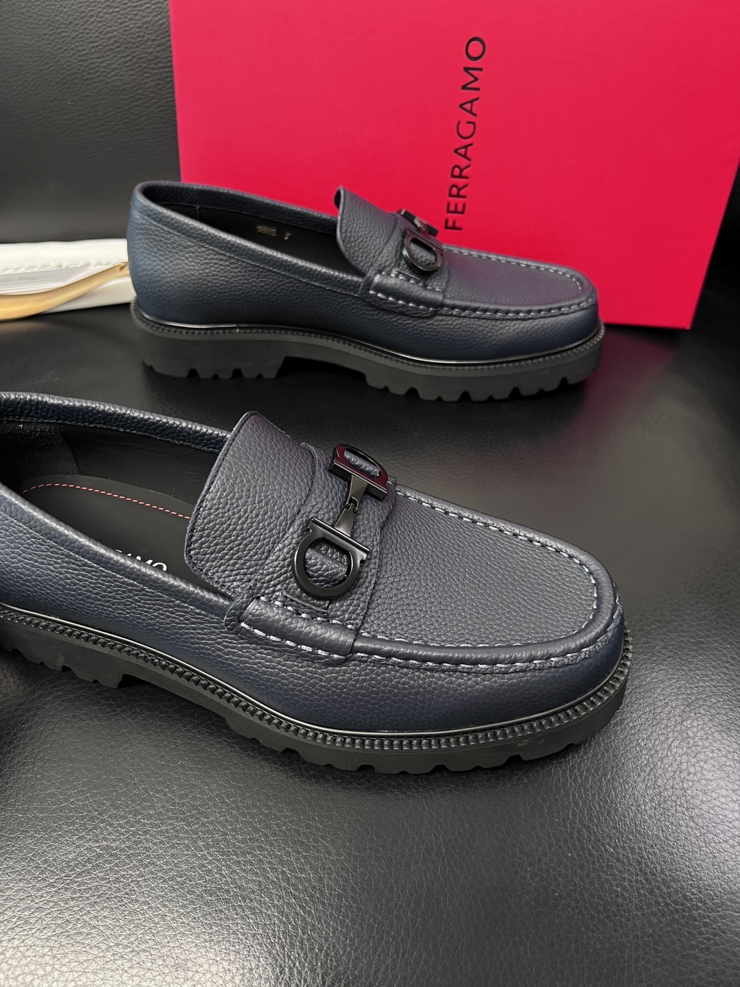 Ferragamo  高品质  顶级工艺品  菲拉格慕    专柜同步发售原厂配置，意大利进口原版牛皮，