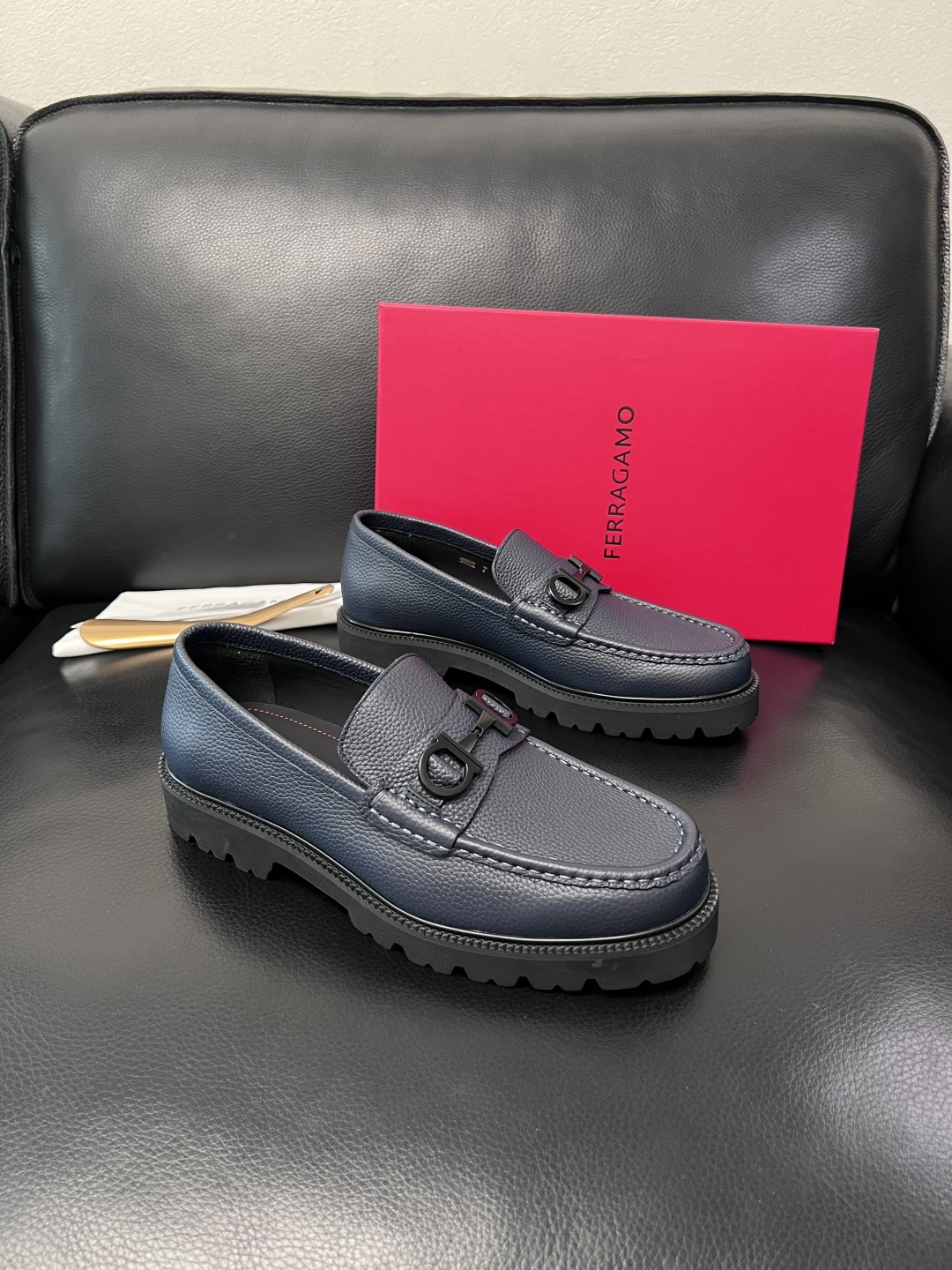 Ferragamo  高品质  顶级工艺品  菲拉格慕    专柜同步发售原厂配置，意大利进口原版牛皮，