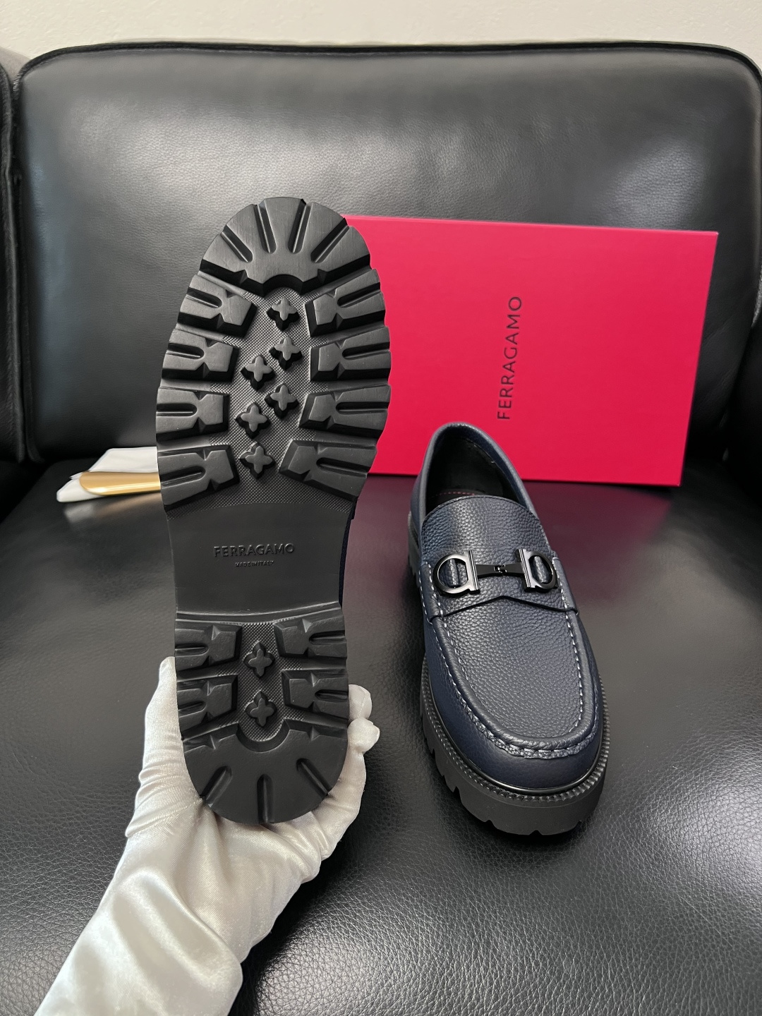 Ferragamo  高品质  顶级工艺品  菲拉格慕    专柜同步发售原厂配置，意大利进口原版牛皮，