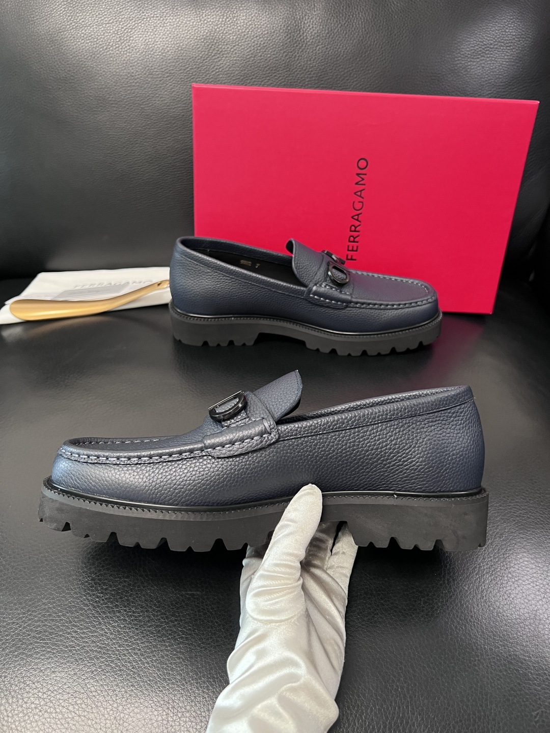 Ferragamo  高品质  顶级工艺品  菲拉格慕    专柜同步发售原厂配置，意大利进口原版牛皮，