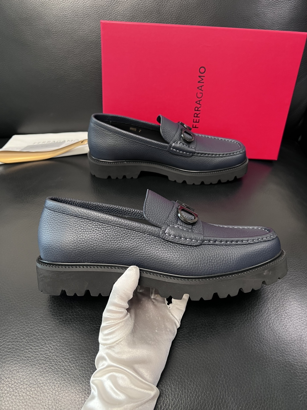 Ferragamo  高品质  顶级工艺品  菲拉格慕    专柜同步发售原厂配置，意大利进口原版牛皮，