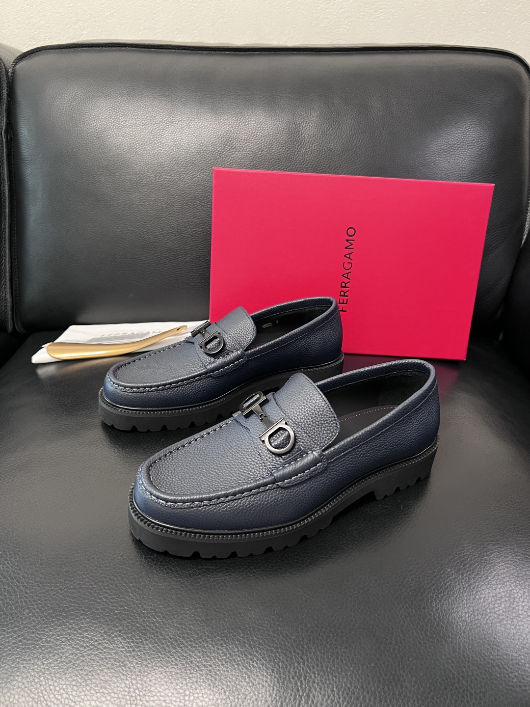 Ferragamo  高品质  顶级工艺品  菲拉格慕    专柜同步发售原厂配置，意大利进口原版牛皮，