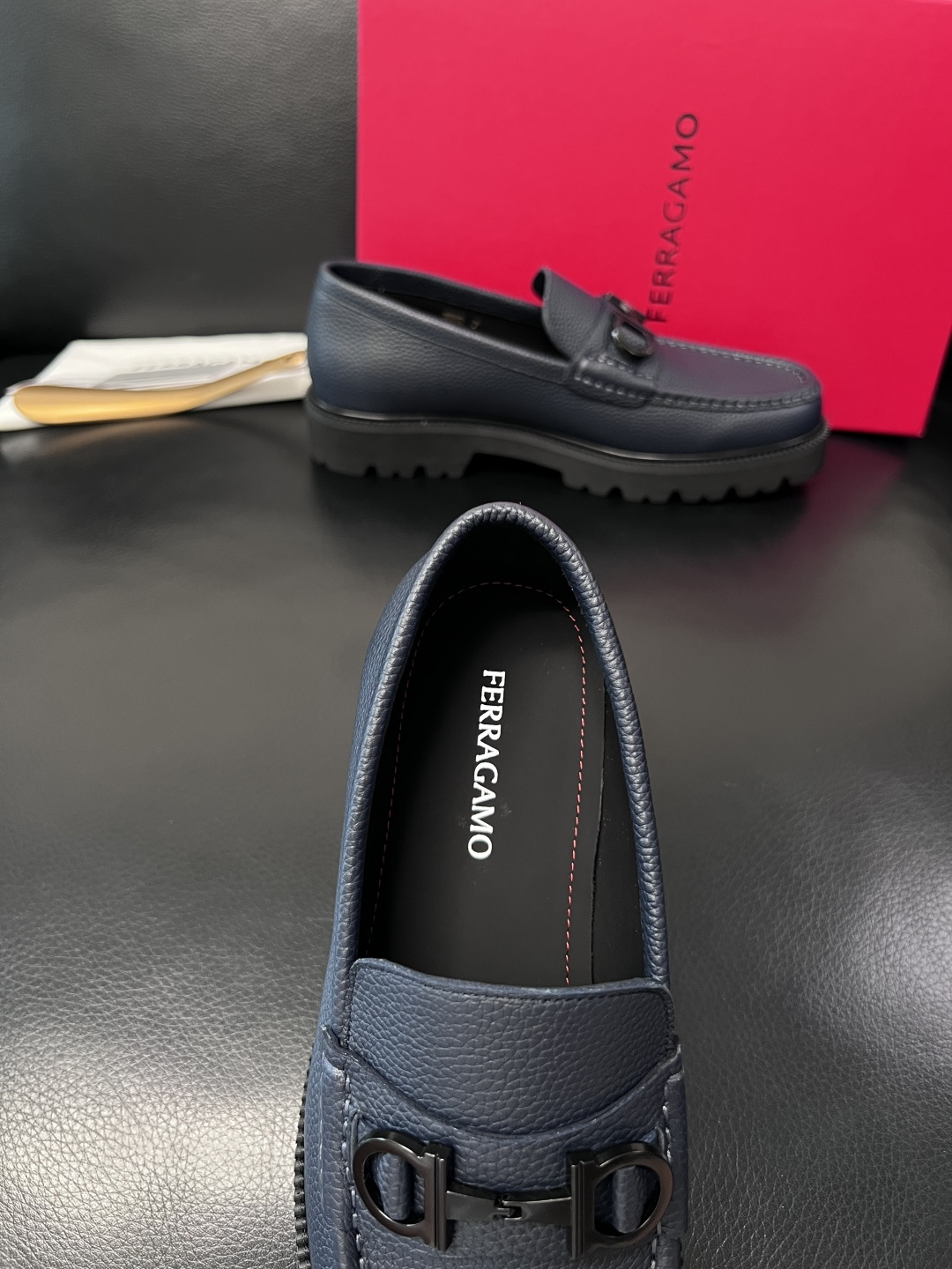 Ferragamo  高品质  顶级工艺品  菲拉格慕    专柜同步发售原厂配置，意大利进口原版牛皮，