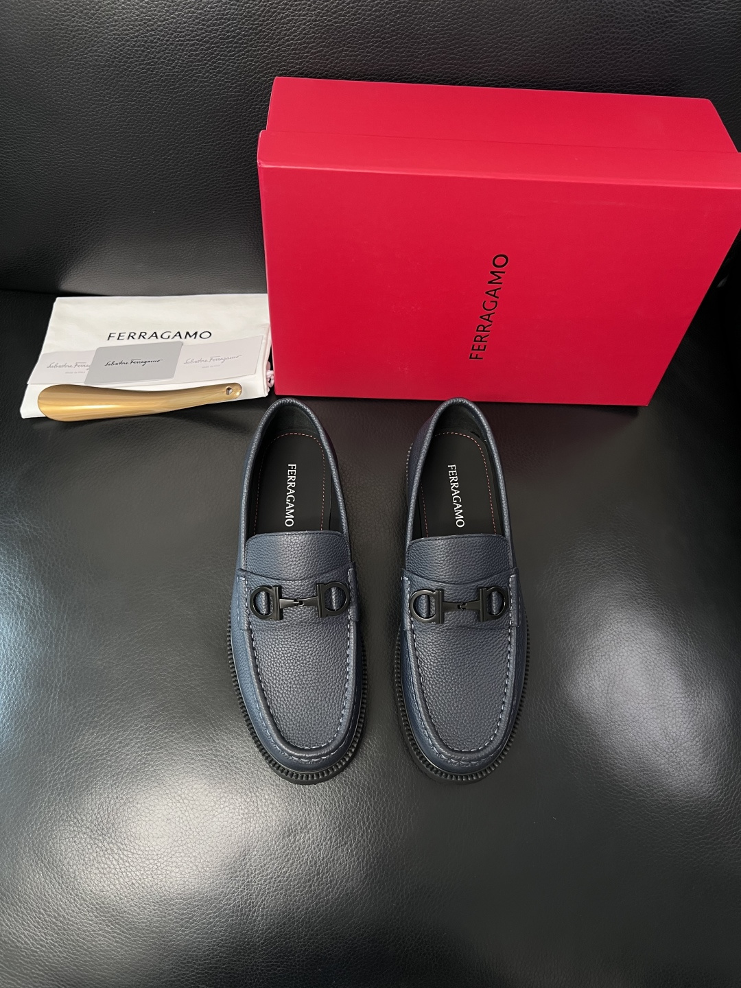 Ferragamo  高品质  顶级工艺品  菲拉格慕    专柜同步发售原厂配置，意大利进口原版牛皮，