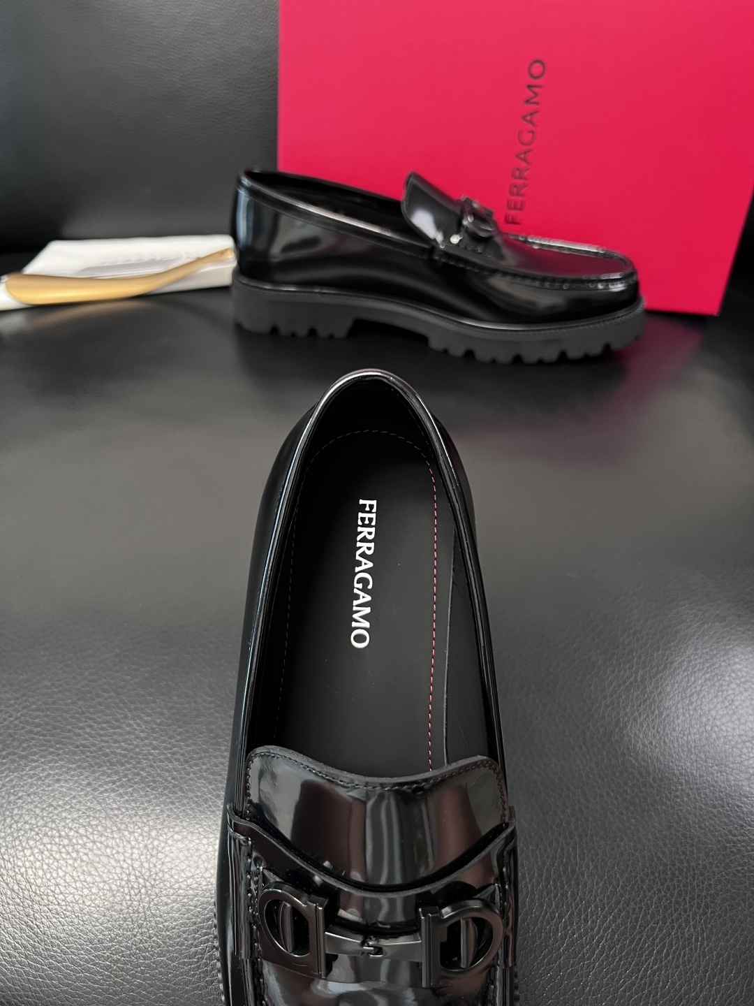 Ferragamo  高品质  顶级工艺品  菲拉格慕    专柜同步发售原厂配置，意大利进口原版牛皮，