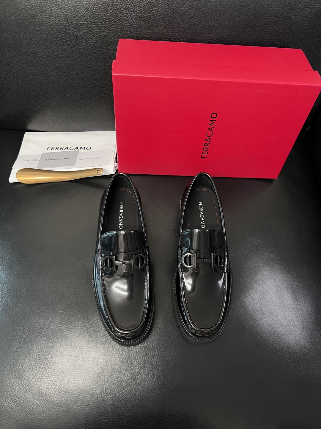Ferragamo  高品质  顶级工艺品  菲拉格慕    专柜同步发售原厂配置，意大利进口原版牛皮，