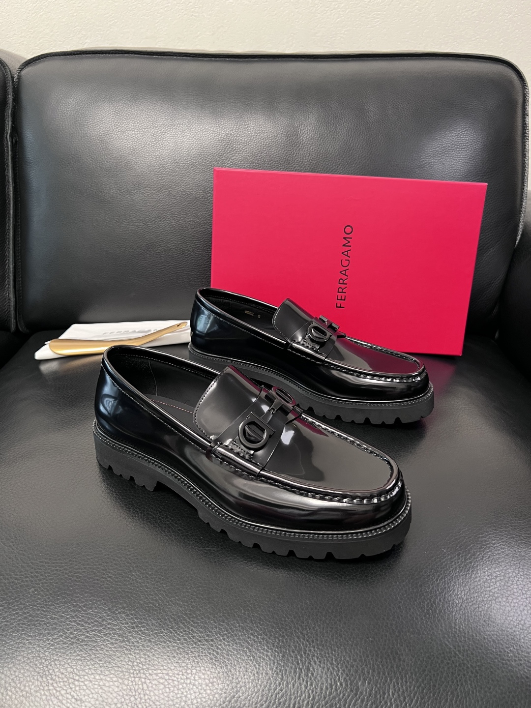 Ferragamo  高品质  顶级工艺品  菲拉格慕    专柜同步发售原厂配置，意大利进口原版牛皮，