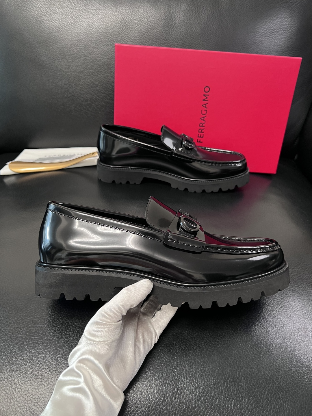 Ferragamo  高品质  顶级工艺品  菲拉格慕    专柜同步发售原厂配置，意大利进口原版牛皮，