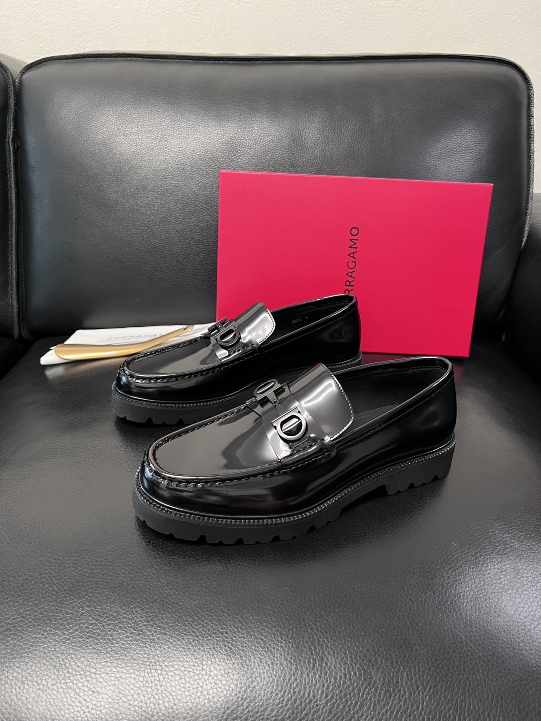 Ferragamo  高品质  顶级工艺品  菲拉格慕    专柜同步发售原厂配置，意大利进口原版牛皮，