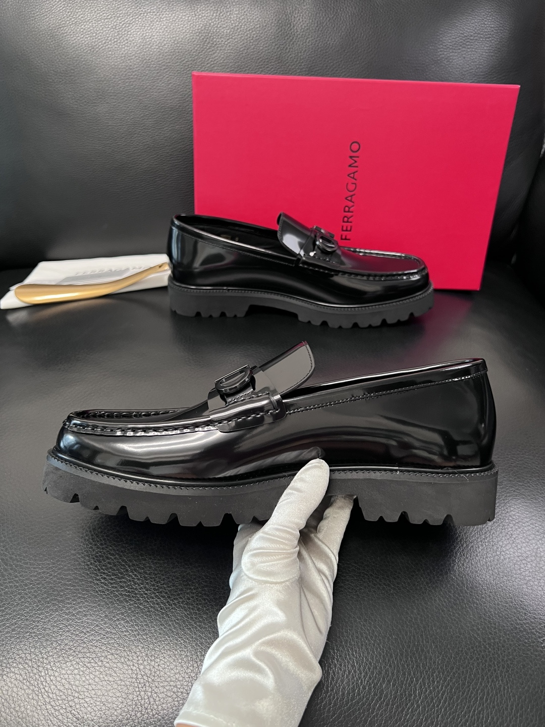 Ferragamo  高品质  顶级工艺品  菲拉格慕    专柜同步发售原厂配置，意大利进口原版牛皮，