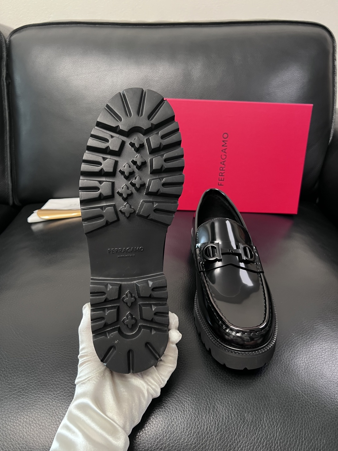 Ferragamo  高品质  顶级工艺品  菲拉格慕    专柜同步发售原厂配置，意大利进口原版牛皮，