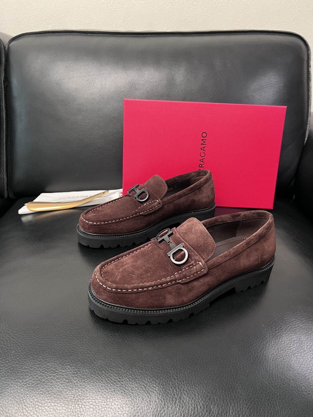 Ferragamo  高品质  顶级工艺品  菲拉格慕    专柜同步发售原厂配置，意大利进口原版牛皮，