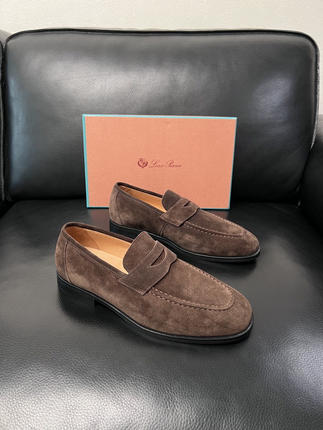 NO:830586,Loro piana is a high-quality top handicraft. The new product counter of Loro Piana leather shoes is equipped with the original factory configuration. The upper is made of cowhide fabric imported from Italy. High-quality splicing technology. The sole is specially provided by the original factory. The exclusive molded sole is super comfortable. The original factory and single goods are welcome to compare. The code number is 39-44 (order 38 45), loro piana, cowhide19860909Loro piana 高品质 顶级工艺品 诺悠翩雅皮鞋新品专柜同步原厂配置,鞋面意大利进口牛皮面料,高品质拼接工艺,鞋底原厂特供原版底,独家活动成型底超级舒适,原厂跟单货,欢迎对比,码数 39-44（ 订 38 45）,,loro piana,cowhide,Men's shoes