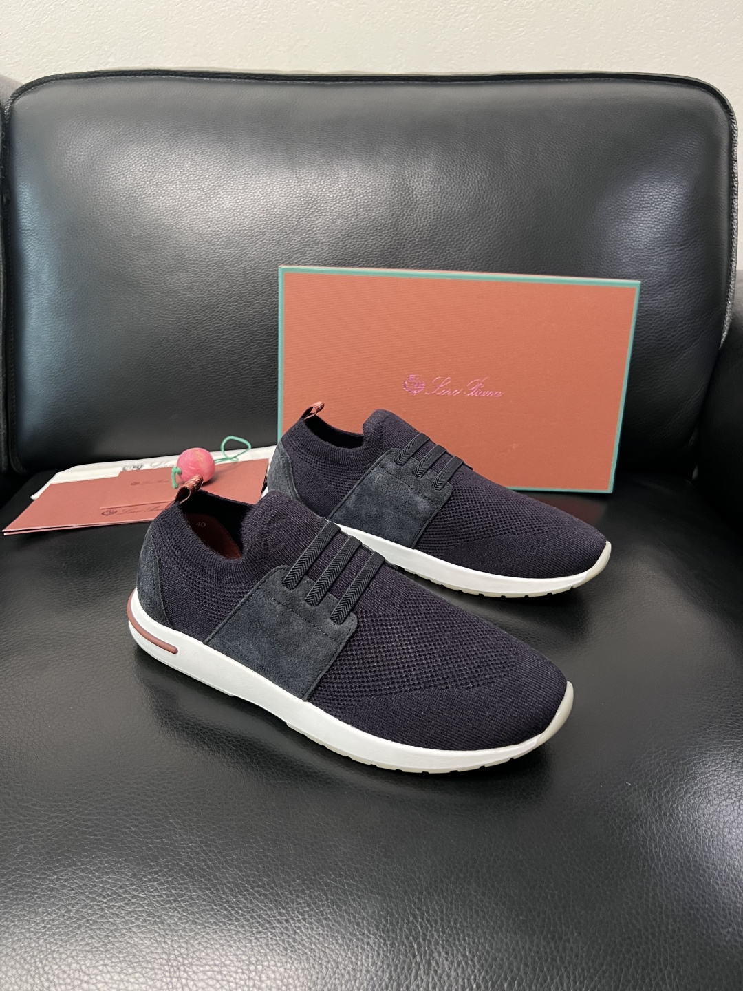 NO:830606,Loro piana is a high-quality top handicraft. The new product counter is equipped with the original factory configuration. The upper is imported fly-woven cowhide fabric from Italy. High-quality splicing technology. The sole is specially provided by the original factory. The exclusive movable molded sole is super comfortable. The original factory and single goods are welcome to compare. The code number is 39-44 (order 38 45 46), loro piana, cowhide19860909Loro piana 高品质 顶级工艺品 诺悠翩雅 新品专柜同步原厂配置,鞋面意大利进口飞织牛皮面料,高品质拼接工艺,鞋底原厂特供原版底,独家活动成型底超级舒适,原厂跟单货,欢迎对比,码数 39-44（ 订 38 45 46）,,loro piana,cowhide,Men's shoes