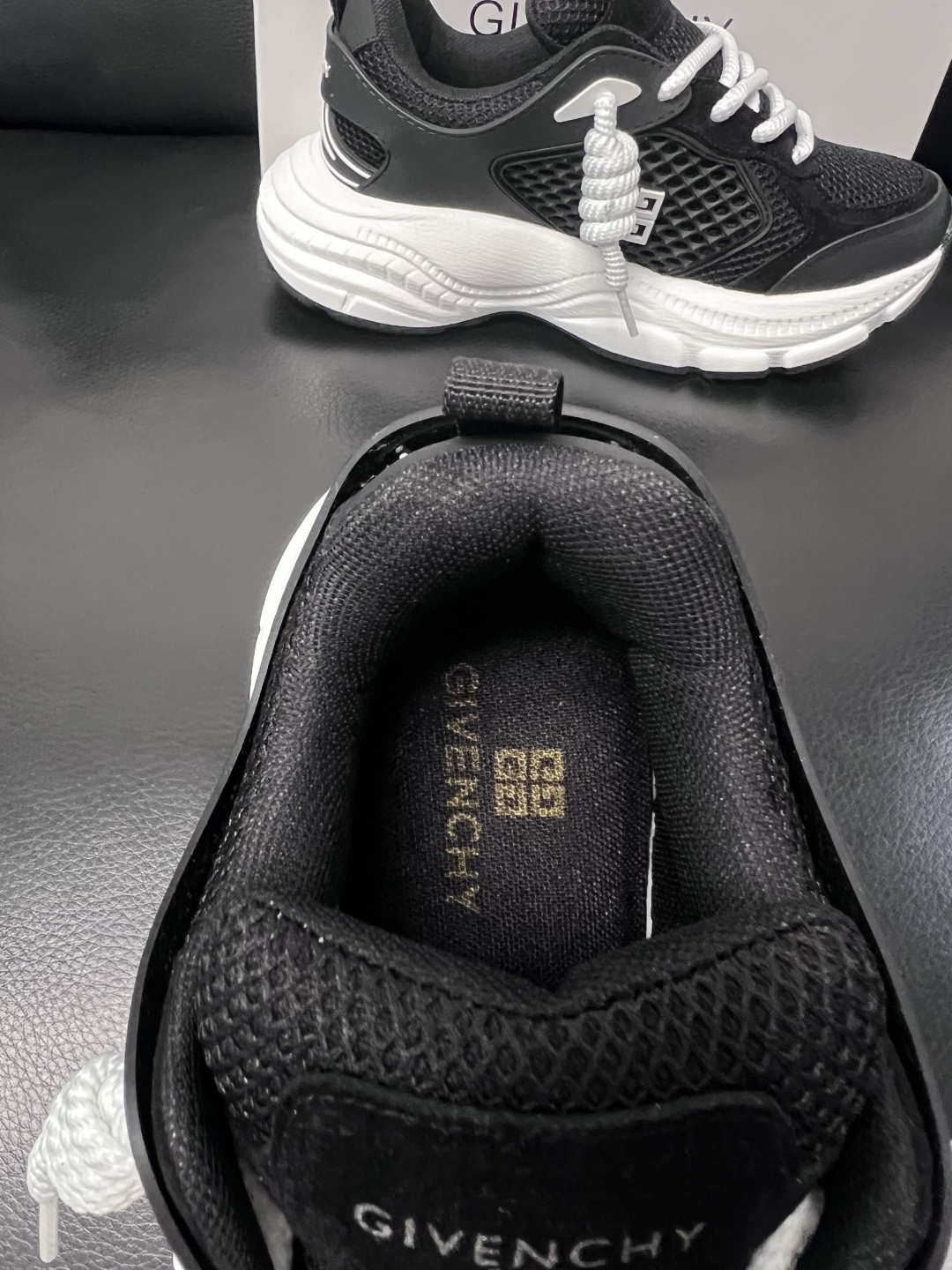 Givenchy 高品质  顶级工艺品  纪梵希 专柜同步原厂配置，意大利进口牛皮搭配网布面料，全鞋配件