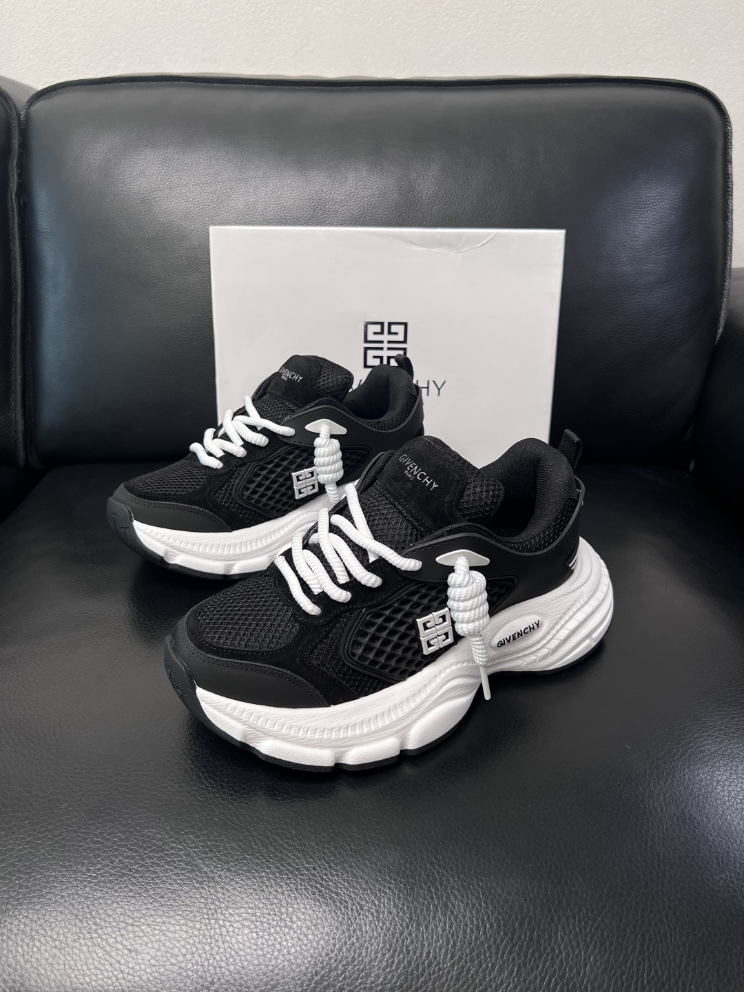 Givenchy 高品质  顶级工艺品  纪梵希 专柜同步原厂配置，意大利进口牛皮搭配网布面料，全鞋配件