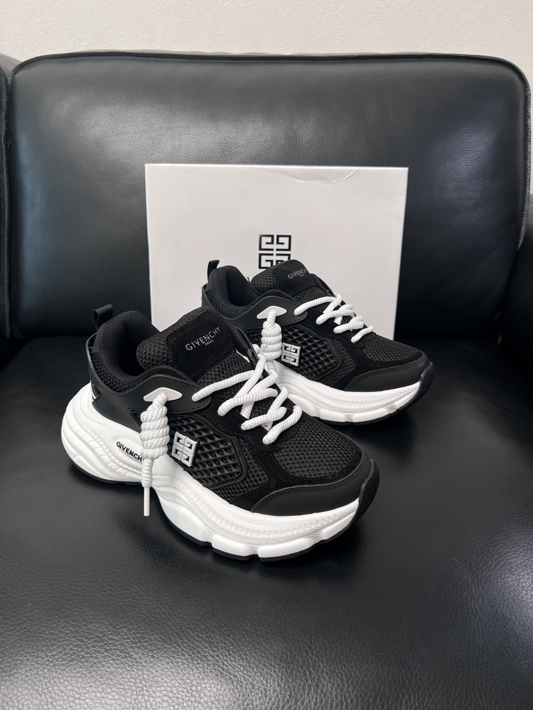 Givenchy 高品质  顶级工艺品  纪梵希 专柜同步原厂配置，意大利进口牛皮搭配网布面料，全鞋配件