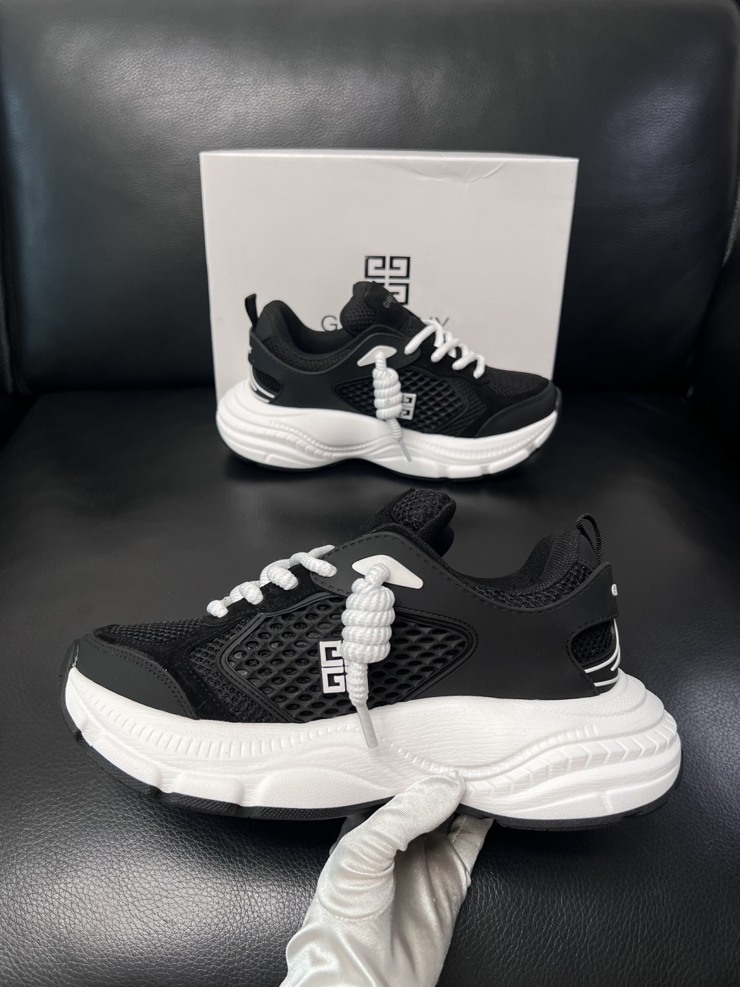 Givenchy 高品质  顶级工艺品  纪梵希 专柜同步原厂配置，意大利进口牛皮搭配网布面料，全鞋配件