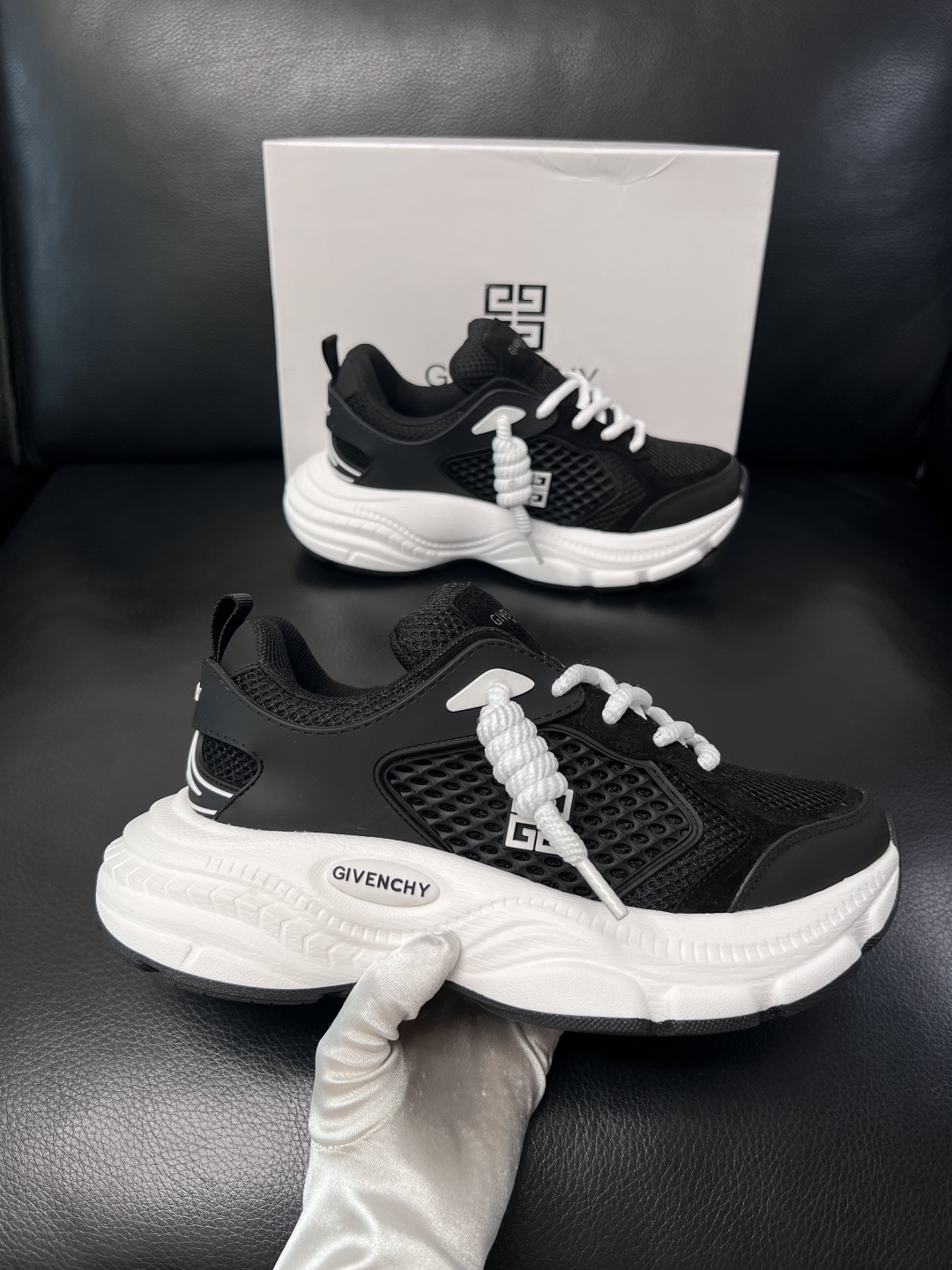 Givenchy 高品质  顶级工艺品  纪梵希 专柜同步原厂配置，意大利进口牛皮搭配网布面料，全鞋配件