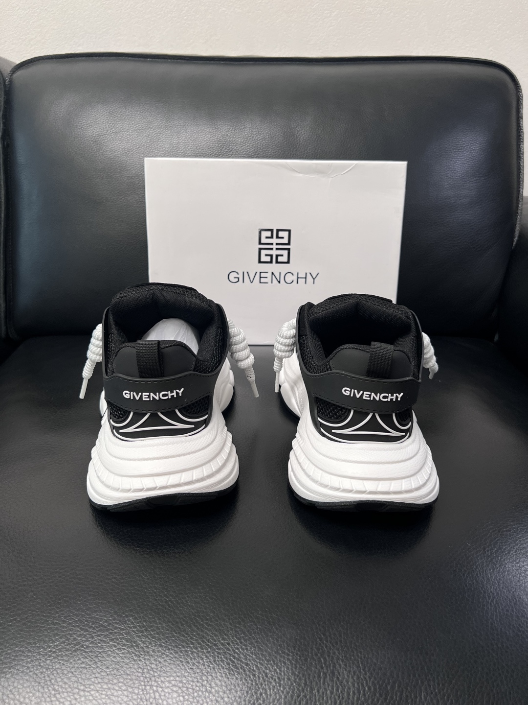 Givenchy 高品质  顶级工艺品  纪梵希 专柜同步原厂配置，意大利进口牛皮搭配网布面料，全鞋配件