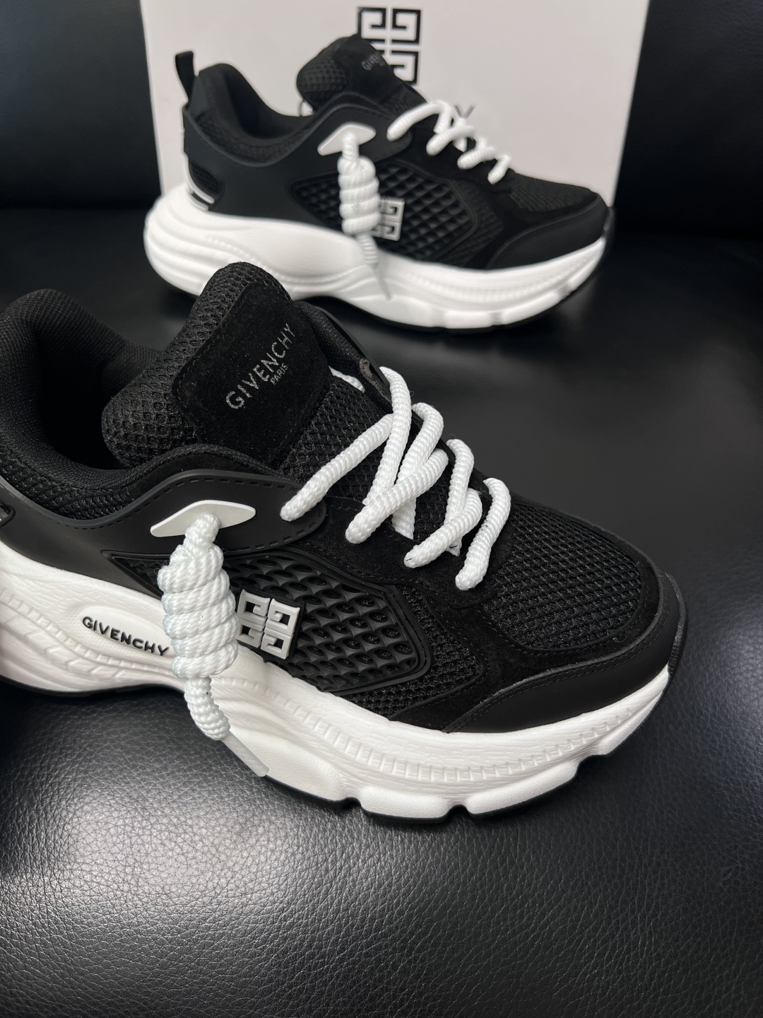 Givenchy 高品质  顶级工艺品  纪梵希 专柜同步原厂配置，意大利进口牛皮搭配网布面料，全鞋配件
