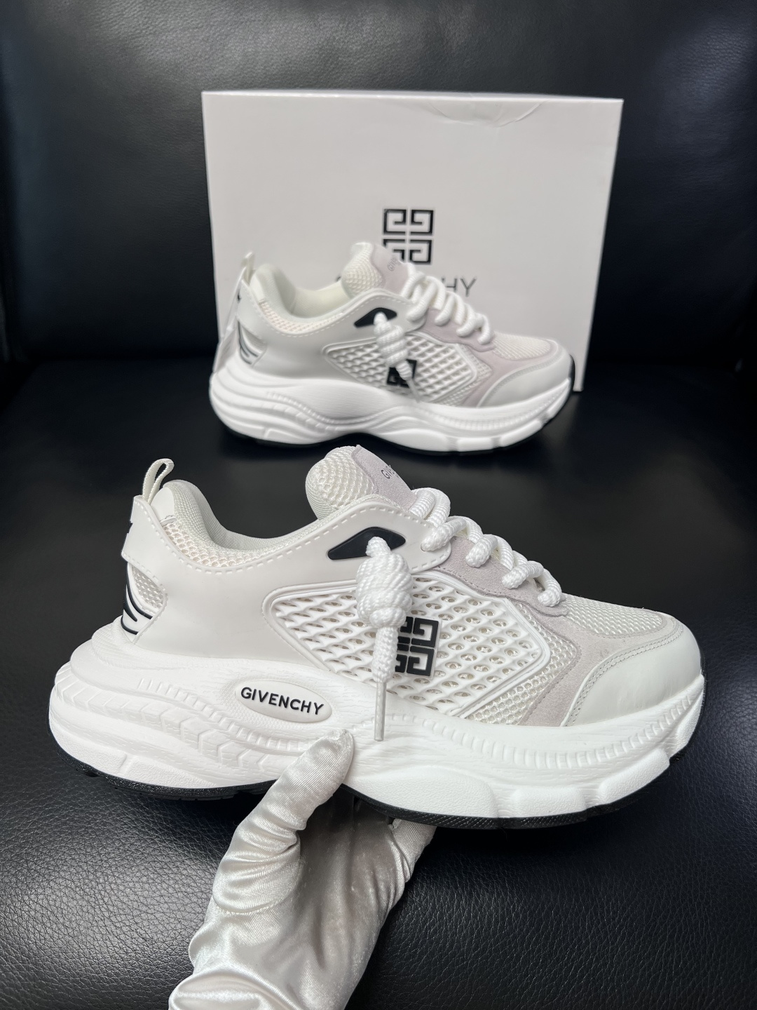 Givenchy 高品质  顶级工艺品  纪梵希 专柜同步原厂配置，意大利进口牛皮搭配网布面料，全鞋配件