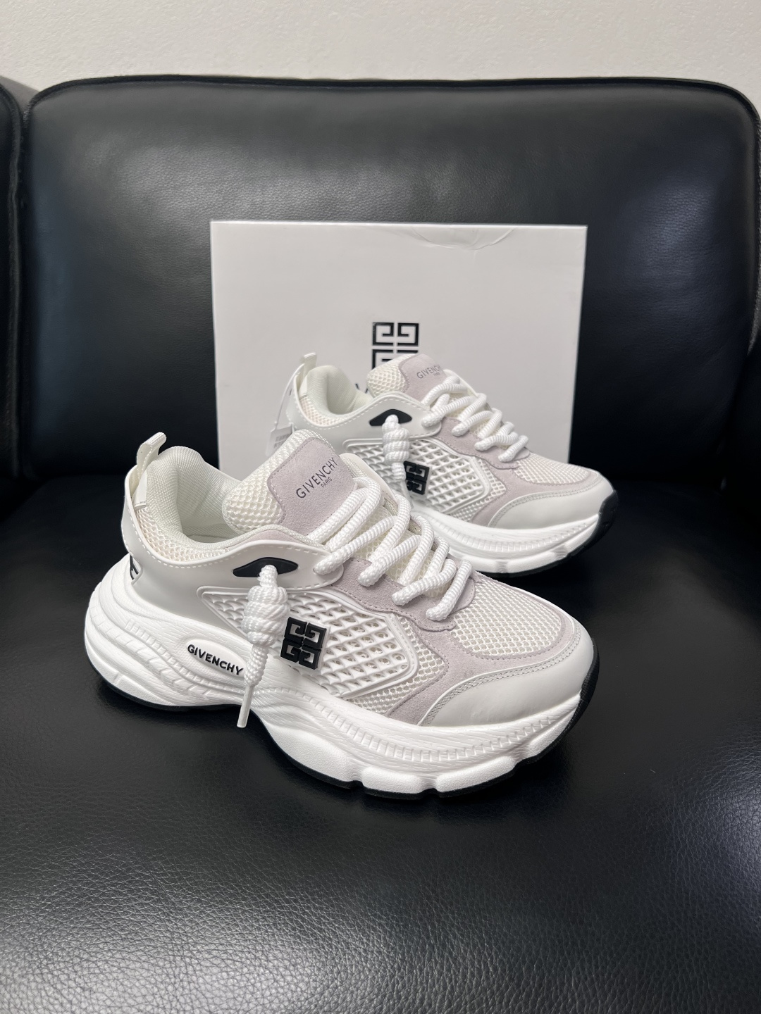 Givenchy 高品质  顶级工艺品  纪梵希 专柜同步原厂配置，意大利进口牛皮搭配网布面料，全鞋配件