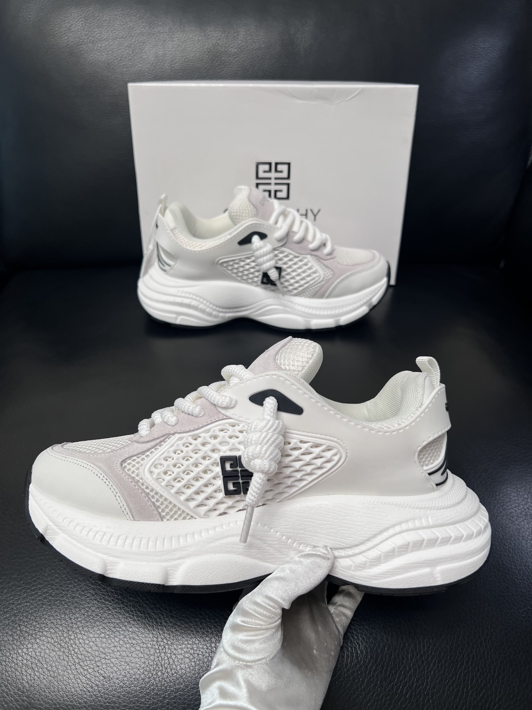 Givenchy 高品质  顶级工艺品  纪梵希 专柜同步原厂配置，意大利进口牛皮搭配网布面料，全鞋配件