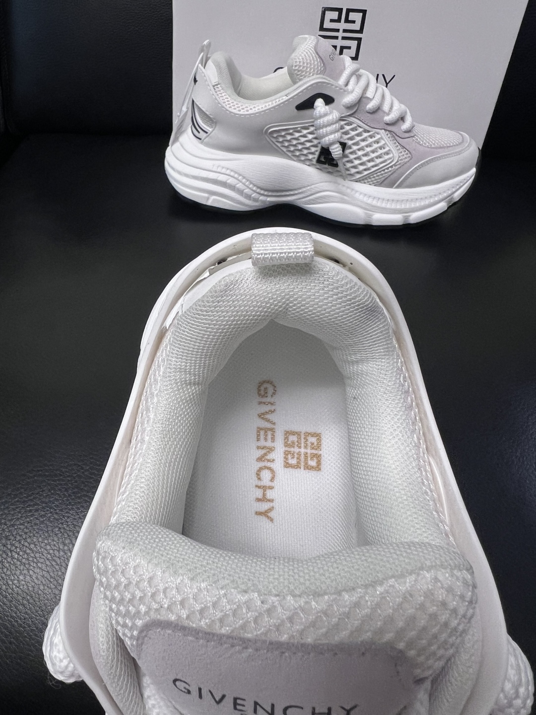 Givenchy 高品质  顶级工艺品  纪梵希 专柜同步原厂配置，意大利进口牛皮搭配网布面料，全鞋配件