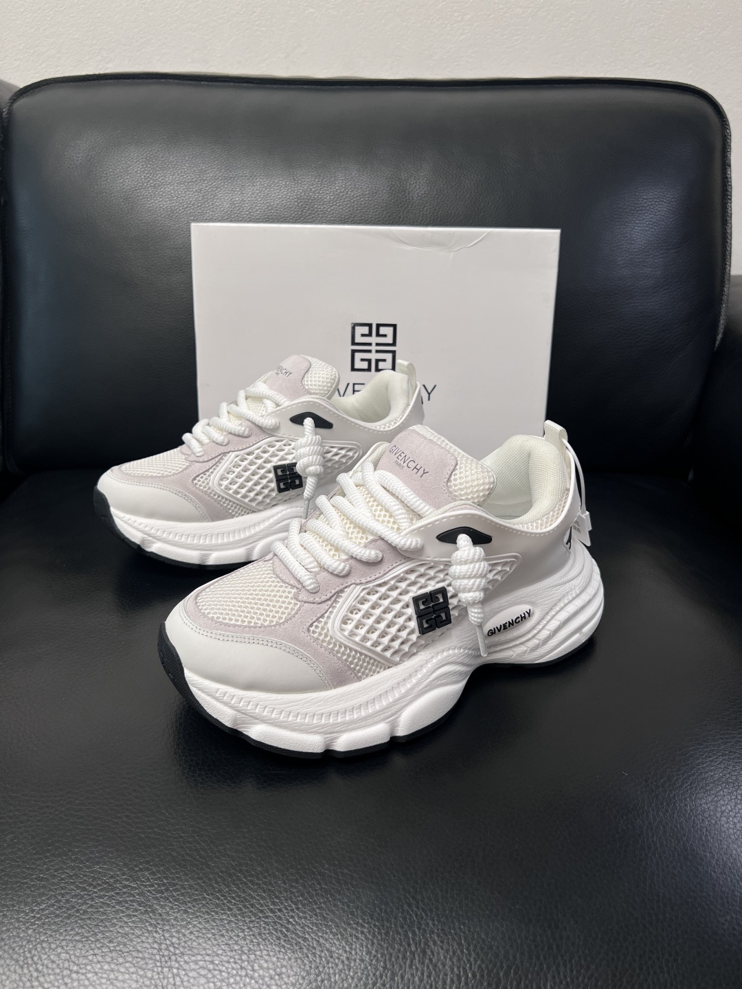 Givenchy 高品质  顶级工艺品  纪梵希 专柜同步原厂配置，意大利进口牛皮搭配网布面料，全鞋配件