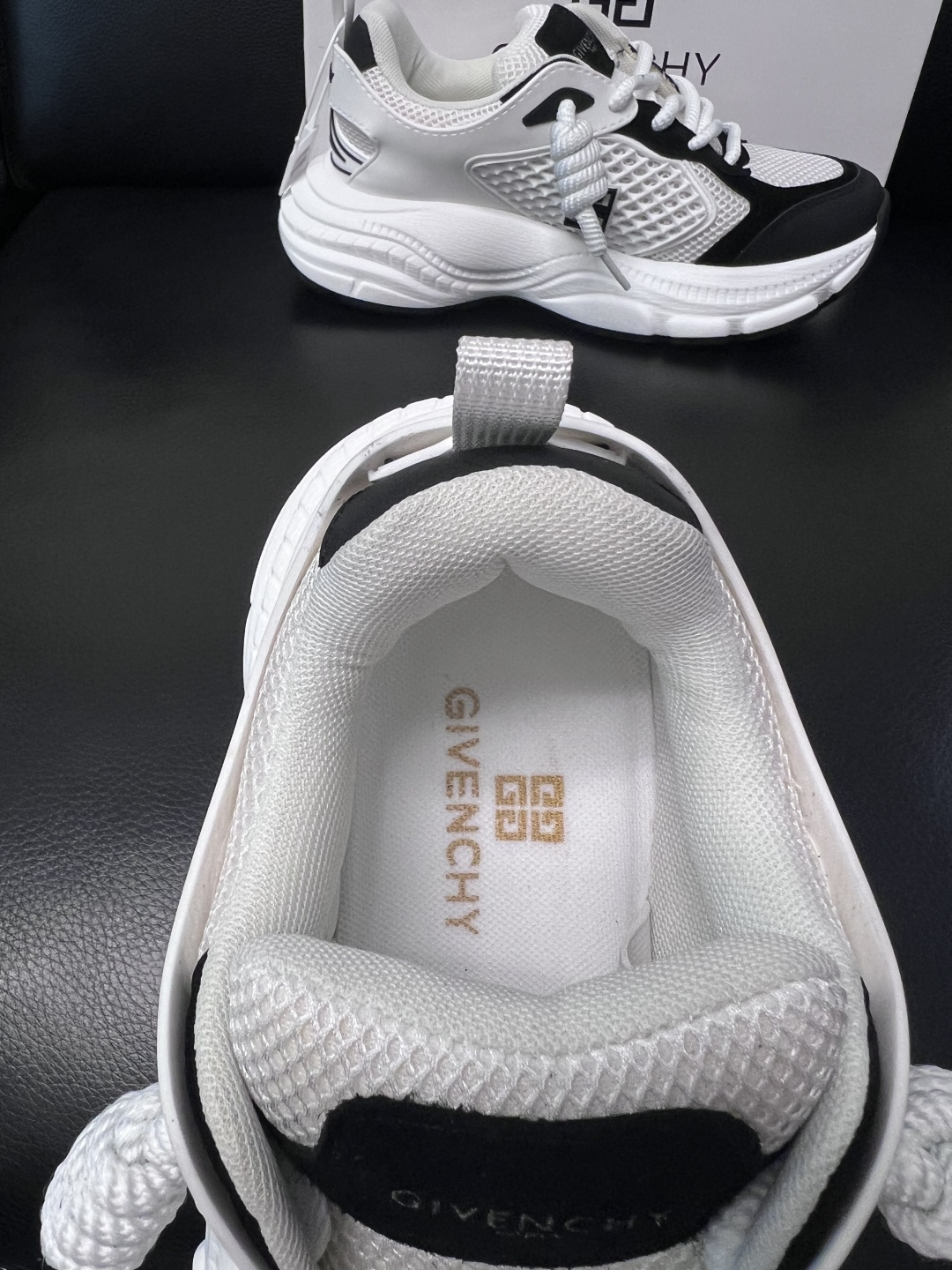 Givenchy 高品质  顶级工艺品  纪梵希 专柜同步原厂配置，意大利进口牛皮搭配网布面料，全鞋配件