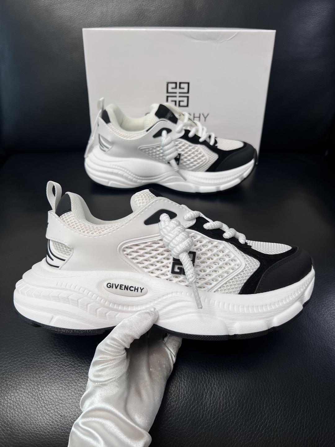 Givenchy 高品质  顶级工艺品  纪梵希 专柜同步原厂配置，意大利进口牛皮搭配网布面料，全鞋配件