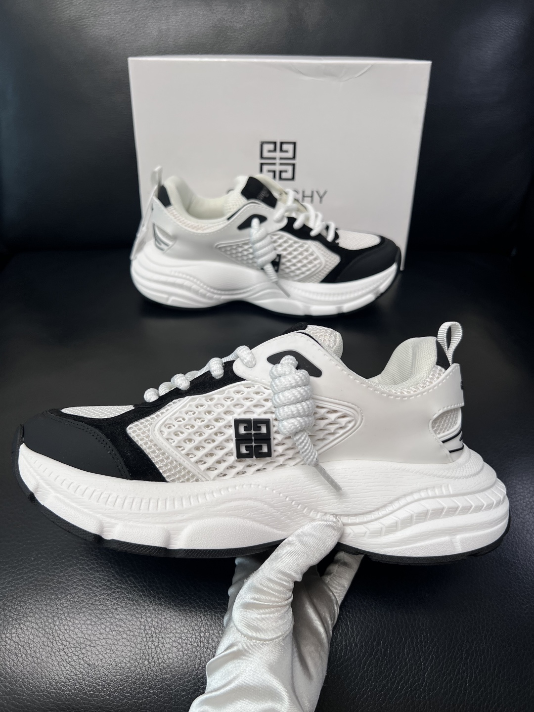 Givenchy 高品质  顶级工艺品  纪梵希 专柜同步原厂配置，意大利进口牛皮搭配网布面料，全鞋配件