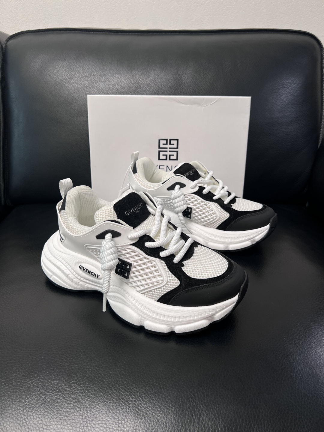 Givenchy 高品质  顶级工艺品  纪梵希 专柜同步原厂配置，意大利进口牛皮搭配网布面料，全鞋配件