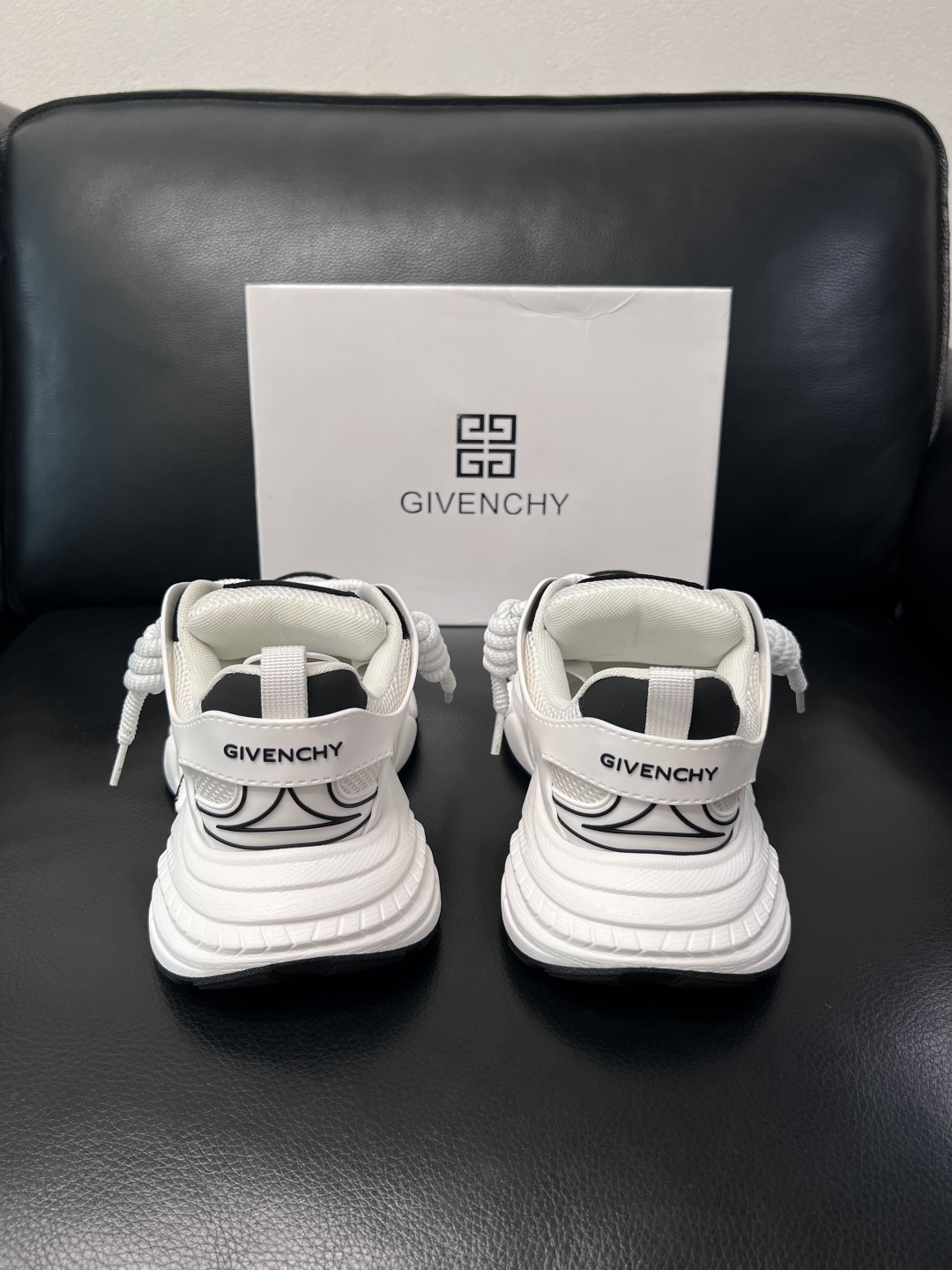 Givenchy 高品质  顶级工艺品  纪梵希 专柜同步原厂配置，意大利进口牛皮搭配网布面料，全鞋配件