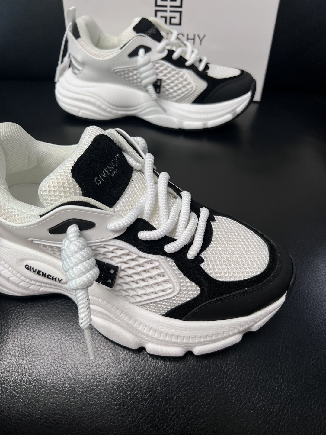 Givenchy 高品质  顶级工艺品  纪梵希 专柜同步原厂配置，意大利进口牛皮搭配网布面料，全鞋配件