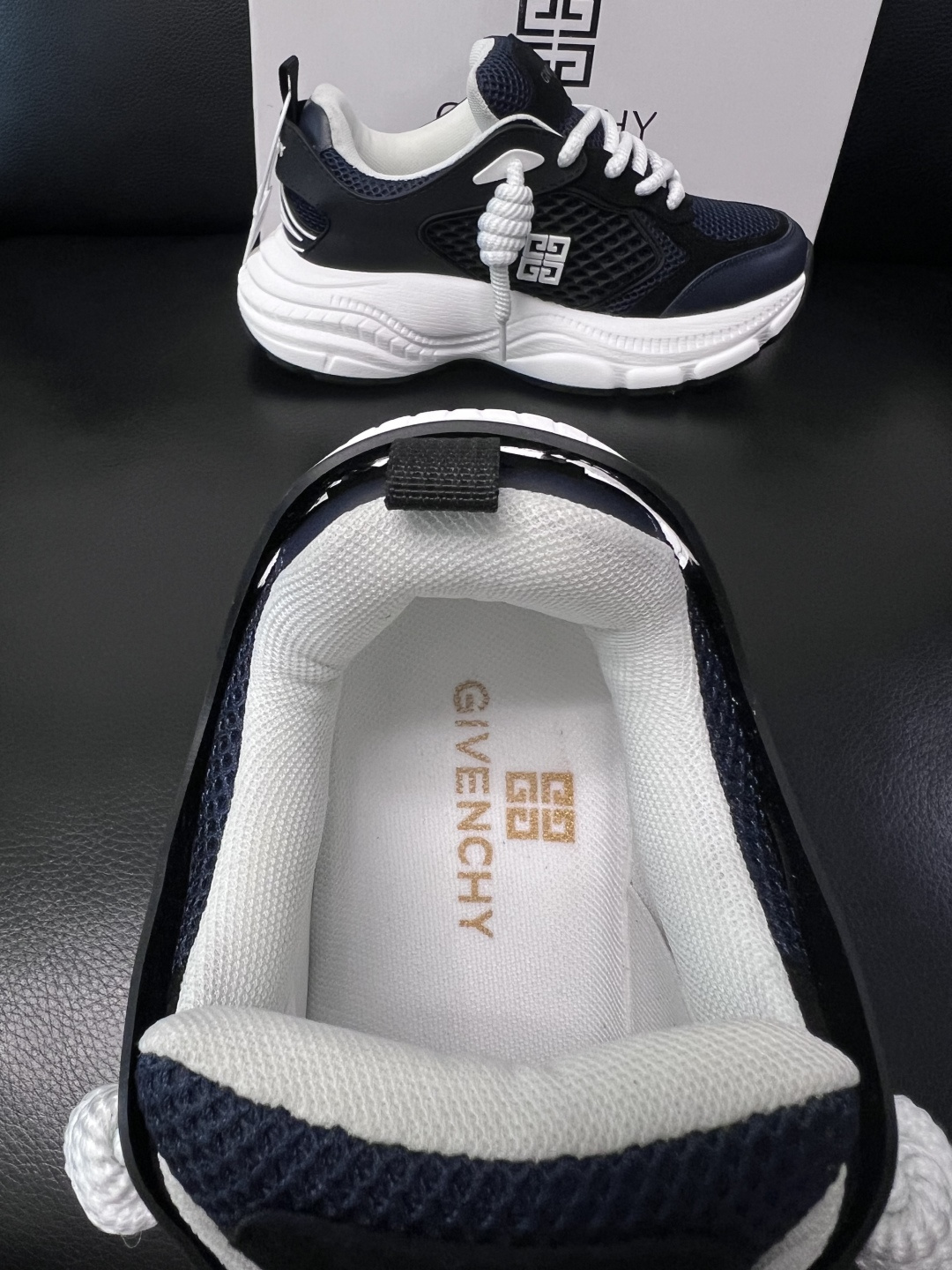 Givenchy 高品质  顶级工艺品  纪梵希 专柜同步原厂配置，意大利进口牛皮搭配网布面料，全鞋配件
