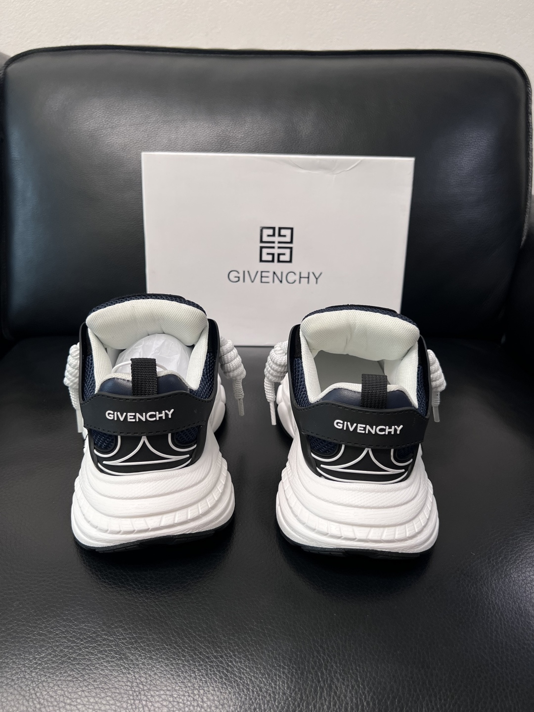 Givenchy 高品质  顶级工艺品  纪梵希 专柜同步原厂配置，意大利进口牛皮搭配网布面料，全鞋配件