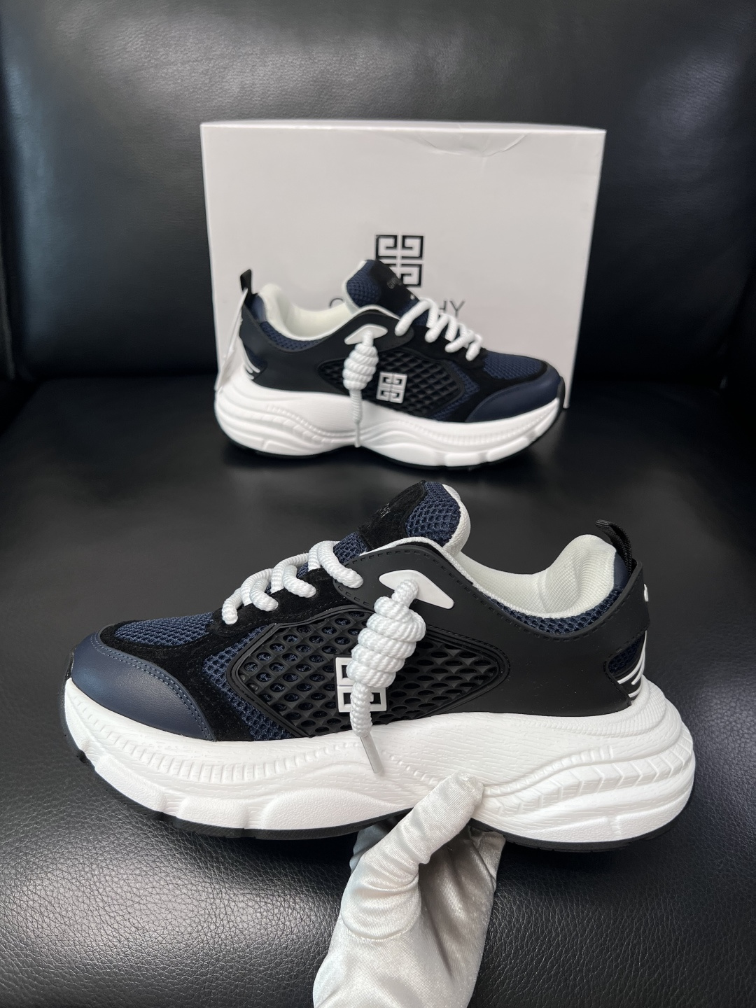 Givenchy 高品质  顶级工艺品  纪梵希 专柜同步原厂配置，意大利进口牛皮搭配网布面料，全鞋配件