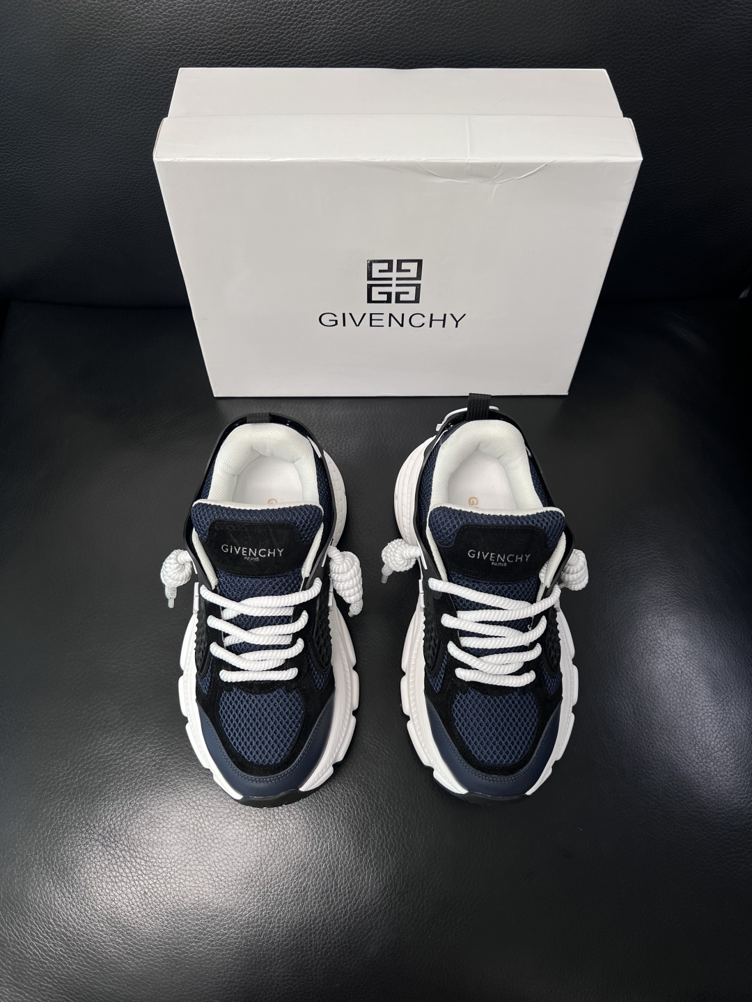 Givenchy 高品质  顶级工艺品  纪梵希 专柜同步原厂配置，意大利进口牛皮搭配网布面料，全鞋配件