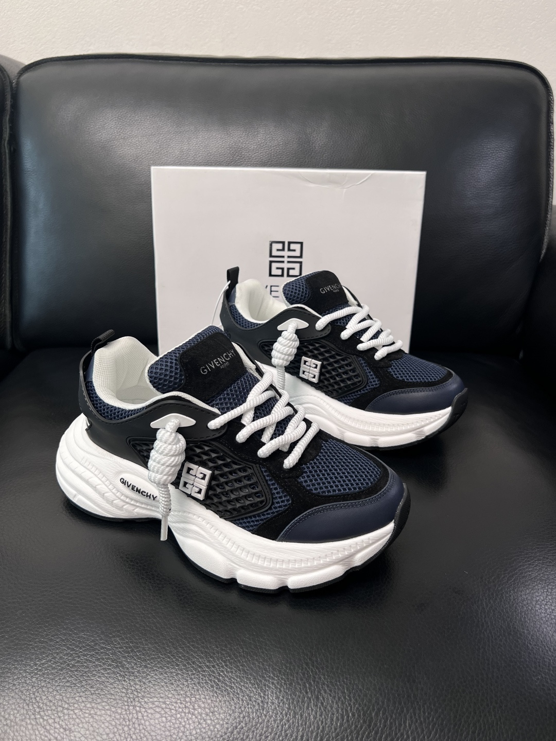 Givenchy 高品质  顶级工艺品  纪梵希 专柜同步原厂配置，意大利进口牛皮搭配网布面料，全鞋配件