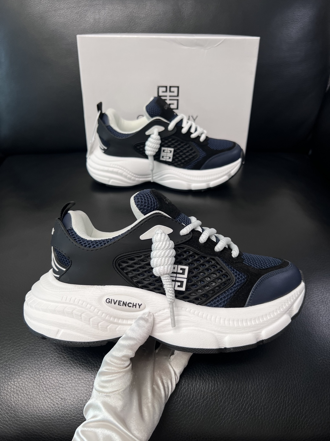 Givenchy 高品质  顶级工艺品  纪梵希 专柜同步原厂配置，意大利进口牛皮搭配网布面料，全鞋配件